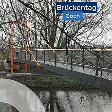 Donnerstag ist Brückentag – und heute befinden wir uns in Goch! 📍 Diese Brücke erinnert mit ihrer strahlenden Farbe fas...