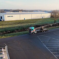 Ein echtes Schwergewicht auf Reisen! 🚛💨 Wir haben die neuen Holzbinder für die Brücke in Lohmar in Empfang genommen. D...