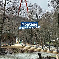 Pünktlich zu Weihnachten wurde diese ca. 15 t schwere Holzbrücke in Lennestadt montiert und für den Verkehr freigegeben....
