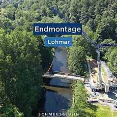 Erinnert ihr euch noch an unseren Beitrag zum spektakulären Transport der riesigen Holzbinder? 🚛 Nachdem wir die Schwer...