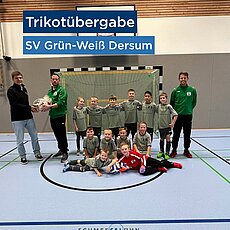 Wir freuen uns riesig, die F-Jugend des SV Grün-Weiß Dersum mit einem kompletten Trikotsatz und neuen Trainerjacken unte...